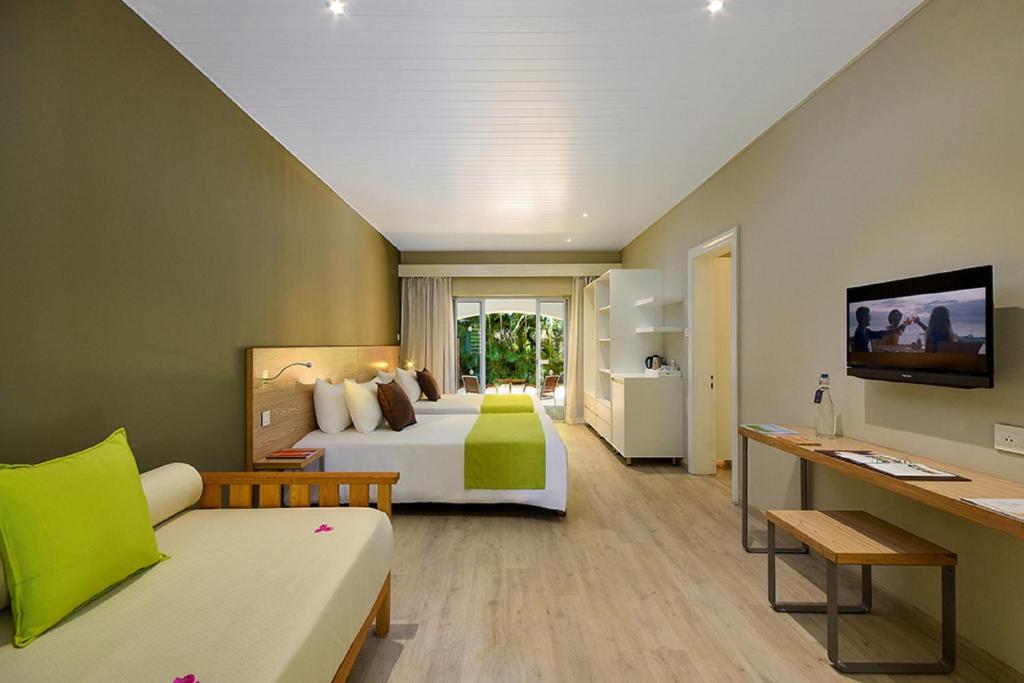 Телевизор и/или развлекательный центр в Mauricia Beachcomber Resort & Spa