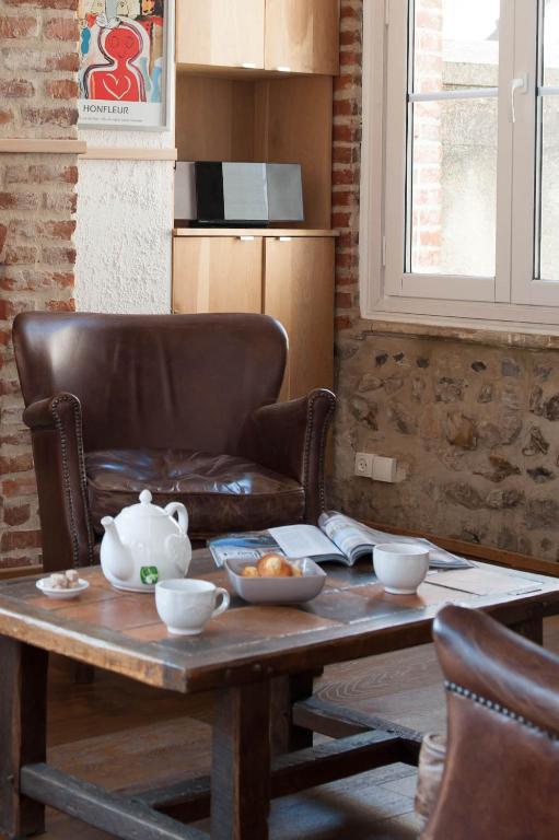 - une table en bois avec une théière et des bols dans l'établissement Appartement Vancouver, à Honfleur