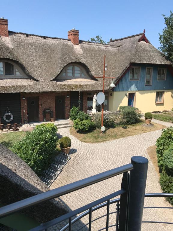 a house with a thatched roof at "Kajüte 2" by Ferienhaus Strandgut in Born