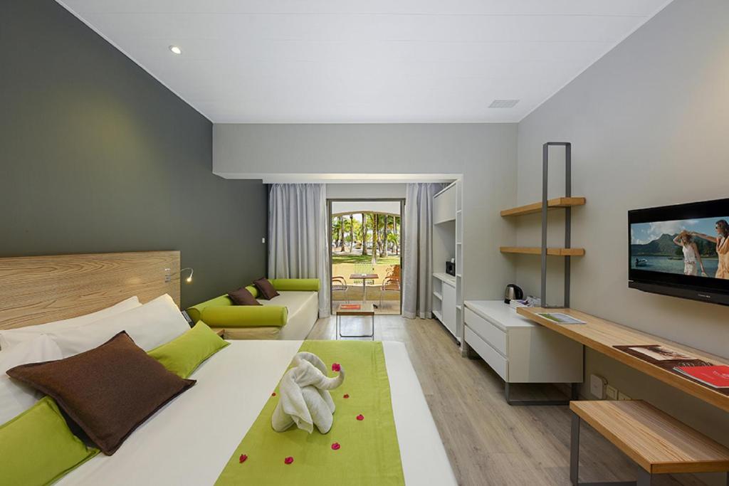 Телевизор и/или развлекательный центр в Mauricia Beachcomber Resort & Spa