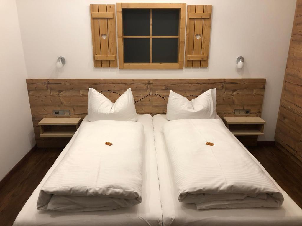Postel nebo postele na pokoji v ubytování Gasthof Bergblick