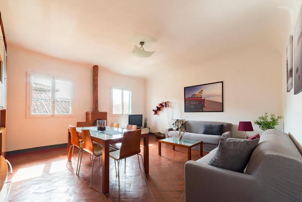 een woonkamer met een bank en een tafel bij David Museum 6 sleeps apartment in Florence