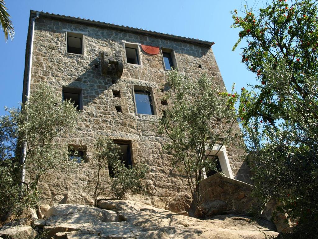 ein Steingebäude auf einem Berg in der Unterkunft Casa Giacometti in Grosseto-Prugna