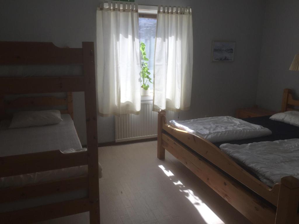 Postel nebo postele na pokoji v ubytování Kungshamns Vandrarhem