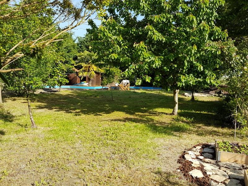 een tuin met bomen en een zwembad op de achtergrond bij Camomilla in Ravenna