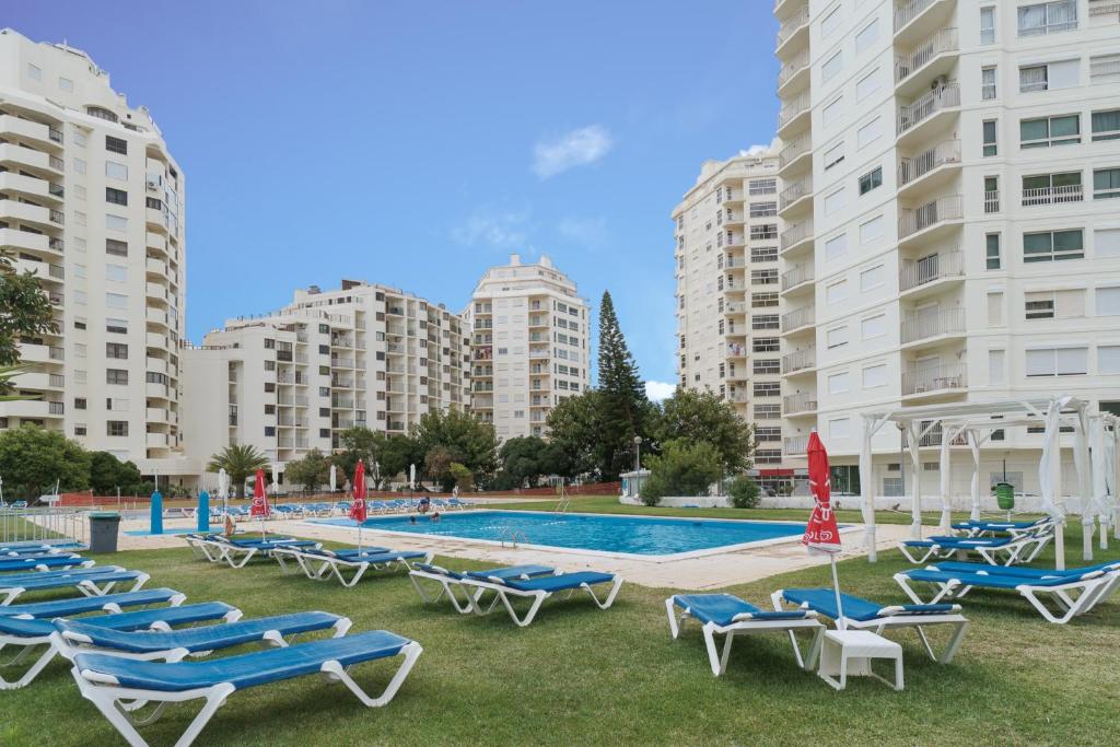 
The swimming pool at or near Akisol Armaçao Pera Sunny IV

