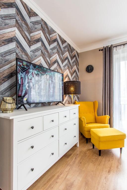 Televízia a/alebo spoločenská miestnosť v ubytovaní Apartament Bulwary Zakopane