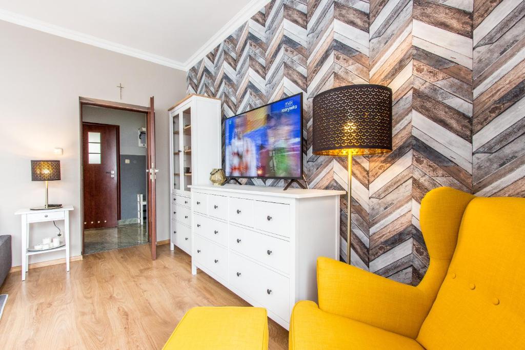 Televízia a/alebo spoločenská miestnosť v ubytovaní Apartament Bulwary Zakopane