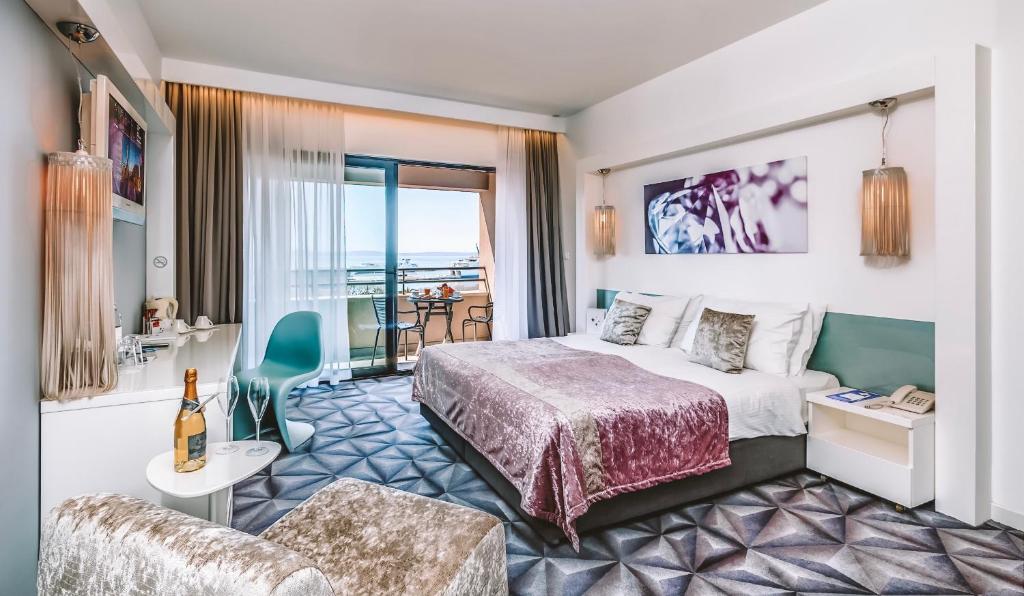 Habitación de hotel con cama y balcón en Hotel Luxe en Split