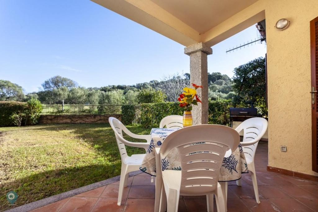 a table and chairs on the porch of a house at Villino Funtana Bilo in San Teodoro