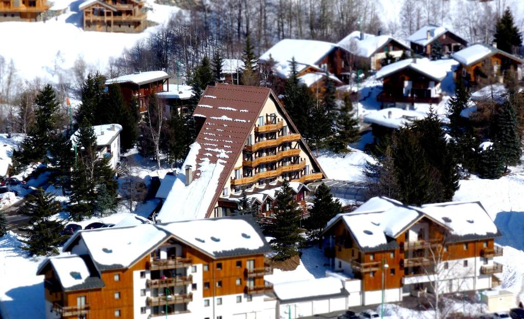 レ・デュー・アルプにあるHotel Adretの雪の中のリゾートの空中ビュー