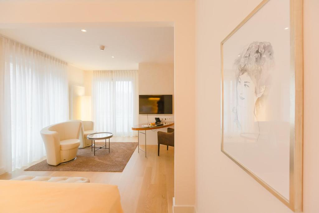 TV a/nebo společenská místnost v ubytování Aqua Aurelia Suitenhotel an den Thermen