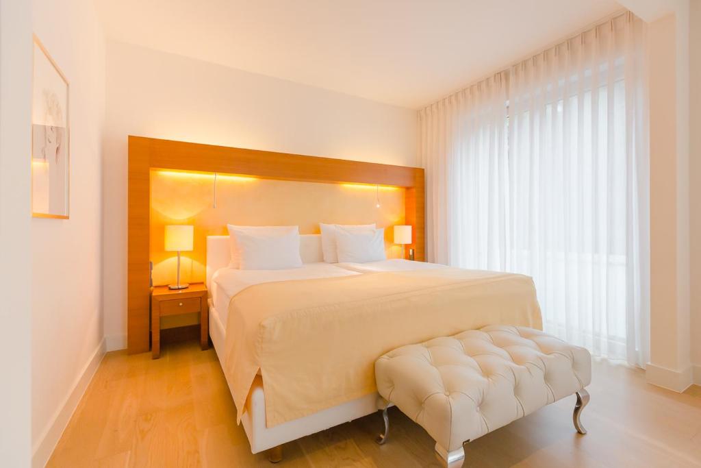 Postel nebo postele na pokoji v ubytování Aqua Aurelia Suitenhotel an den Thermen