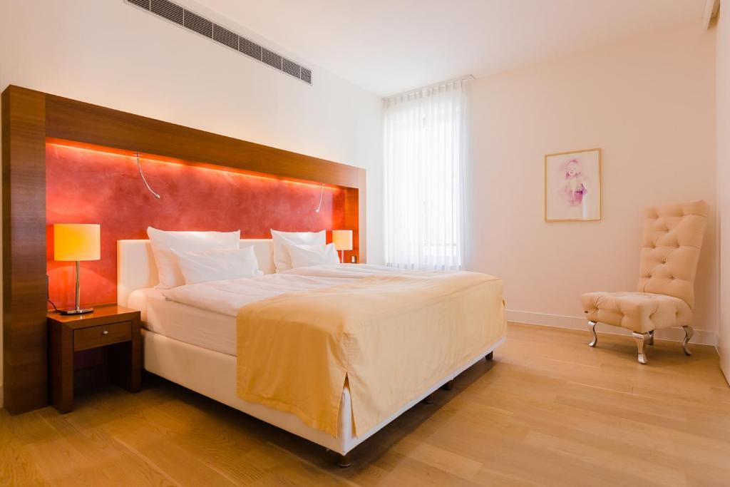 Postel nebo postele na pokoji v ubytování Aqua Aurelia Suitenhotel an den Thermen