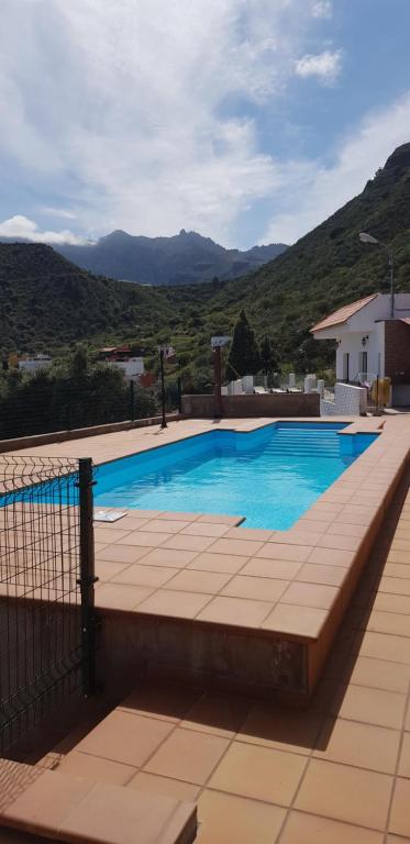 a swimming pool with a view of a mountain at La Llave in Valsequillo