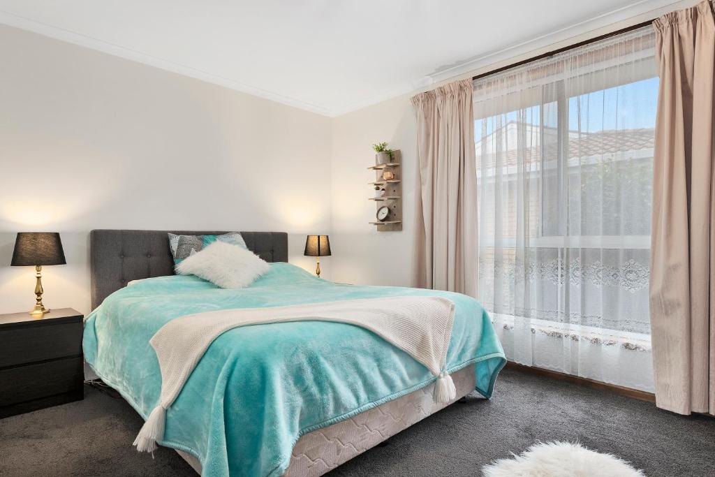 A bed or beds in a room at Josie Villa - Beautiful West Burnie: Long or short term