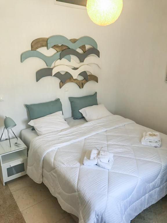 Postel nebo postele na pokoji v ubytování Flora's Houses Mykonos