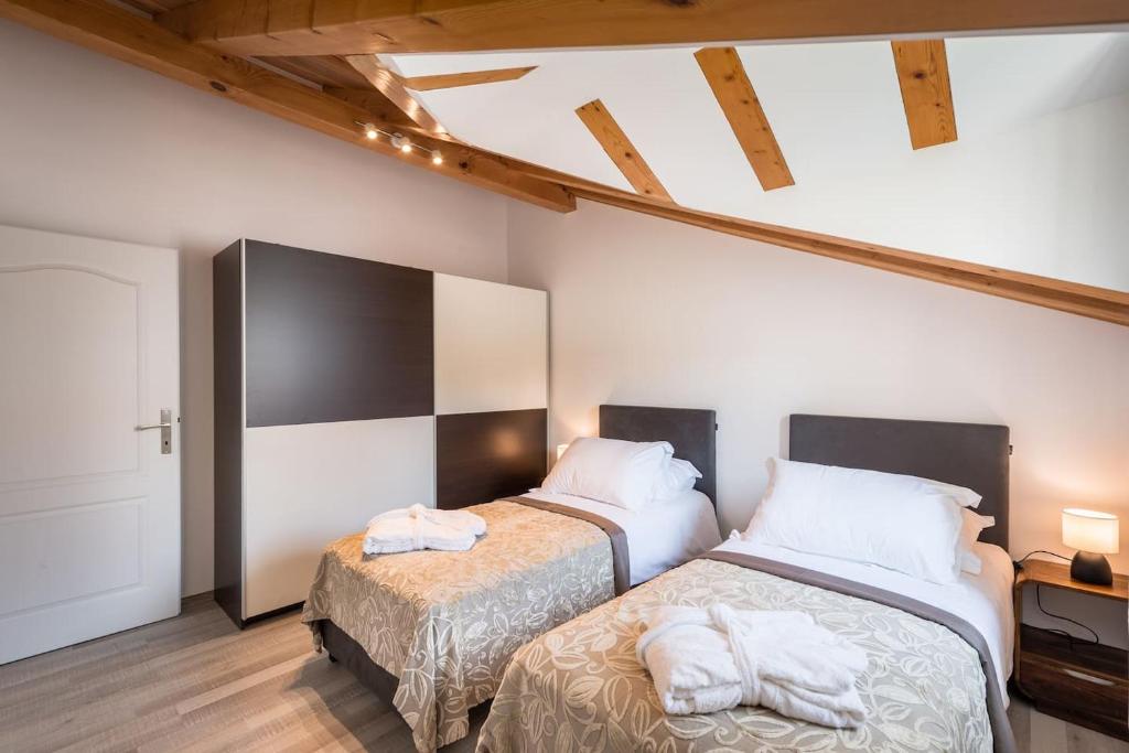 Postel nebo postele na pokoji v ubytování Karlo's Modern Penthouse Loft
