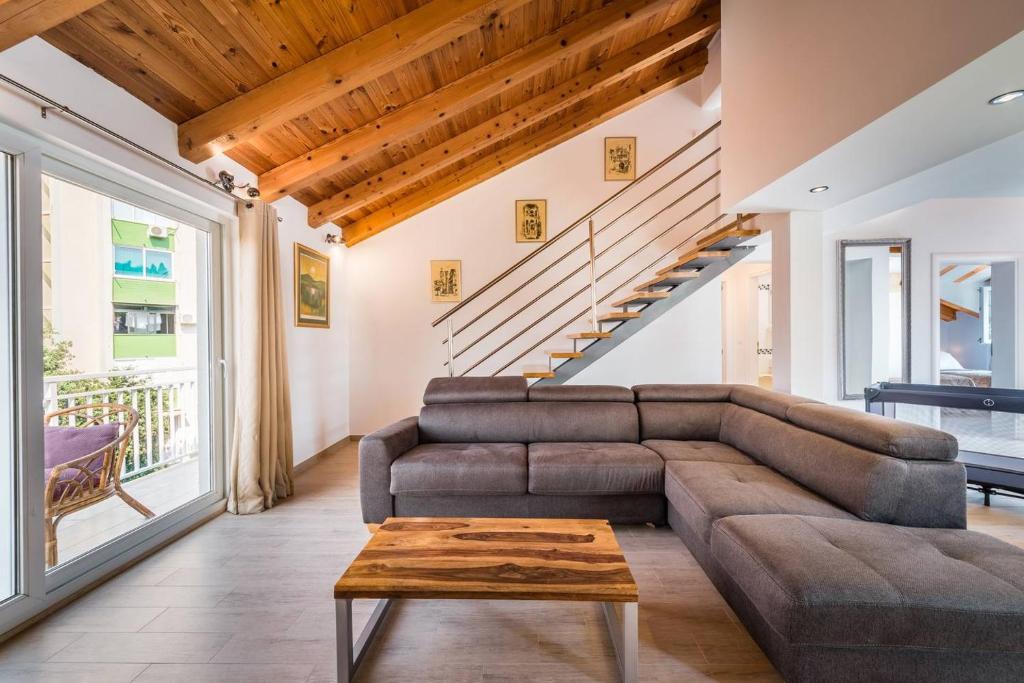 Posezení v ubytování Karlo's Modern Penthouse Loft