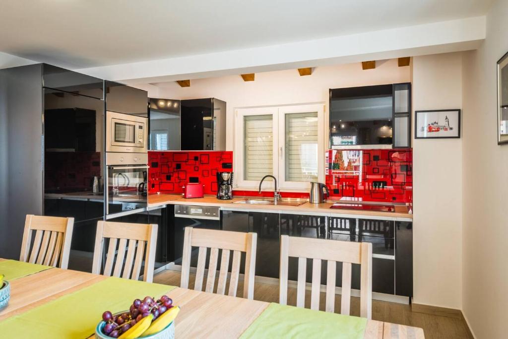 Kuchyň nebo kuchyňský kout v ubytování Karlo's Modern Penthouse Loft