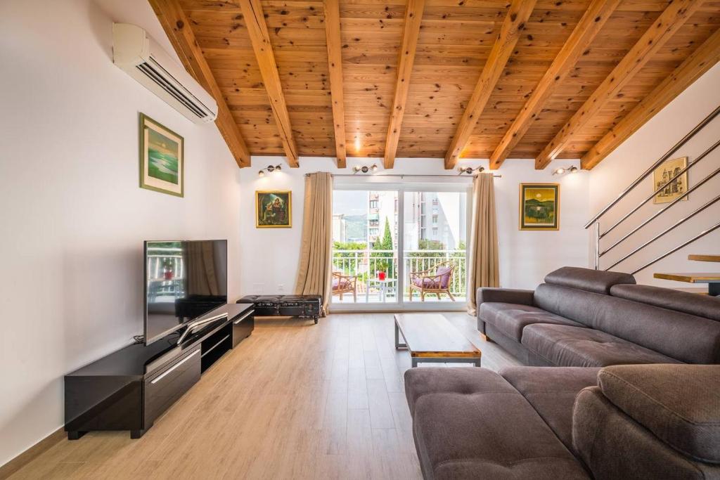 Posezení v ubytování Karlo's Modern Penthouse Loft