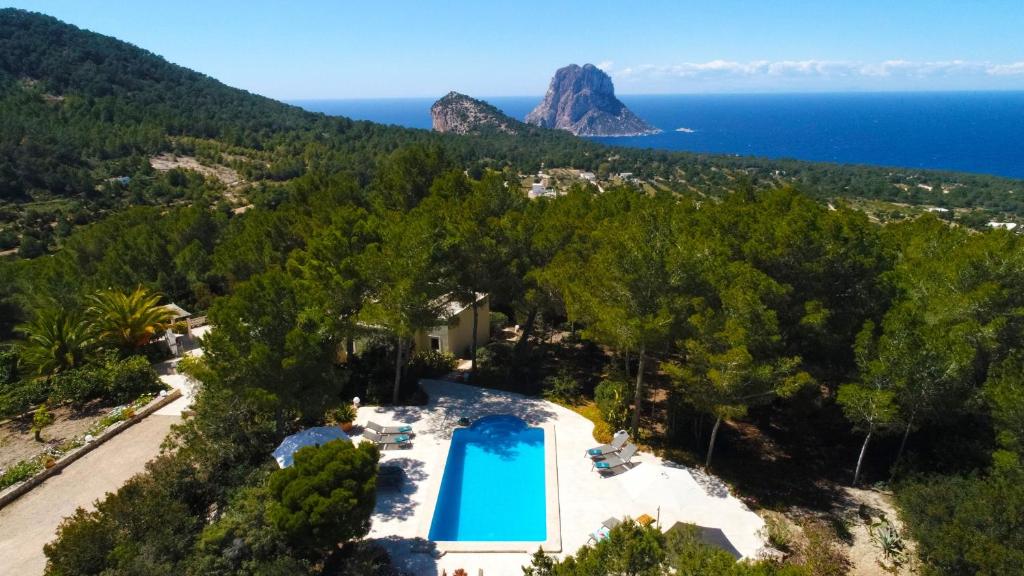 una vista aérea de una villa con piscina y el océano en Villa Romero II, en Es Cubells