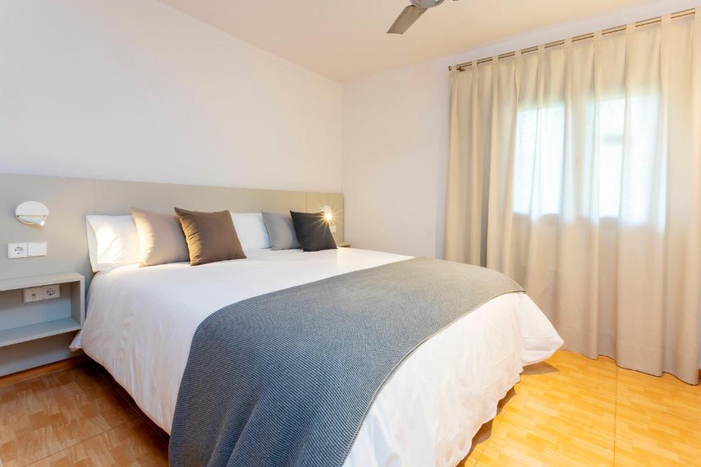 Postel nebo postele na pokoji v ubytování Ses Eufabietes Apartments & Restaurant