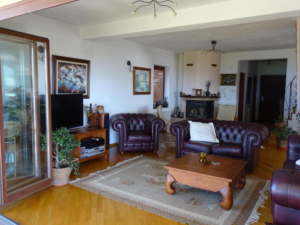 Sala de estar con sofás y mesa de centro en villa Marija, en Ohrid