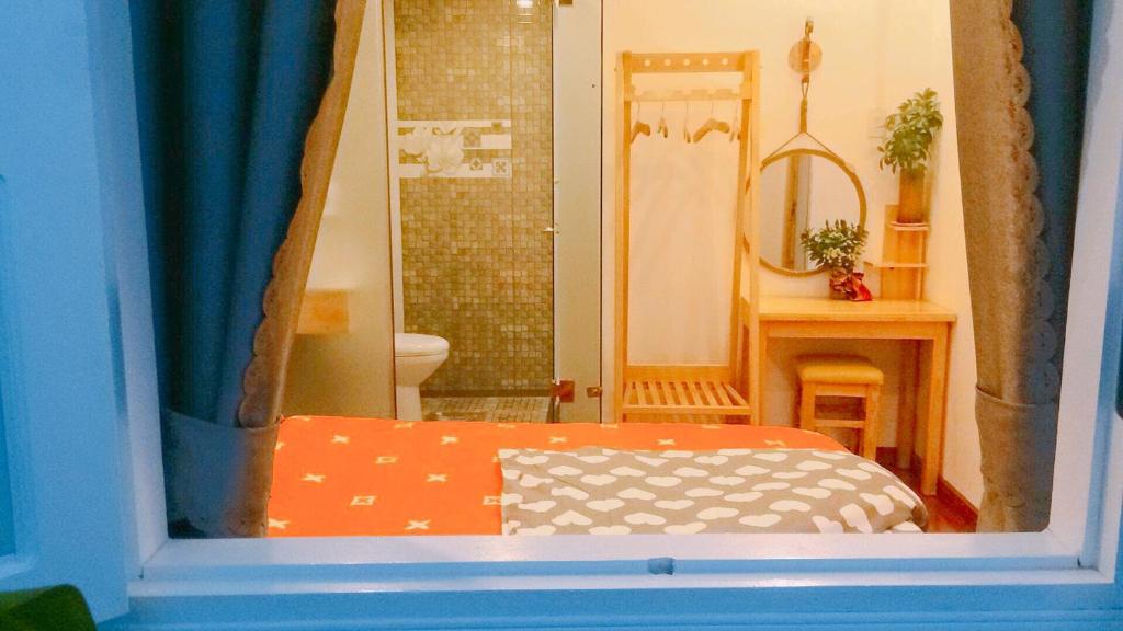 - une vue sur une chambre avec un lit et un miroir dans l'établissement Suri’s Apartment - Suri’s House 2, à Đà Lạt