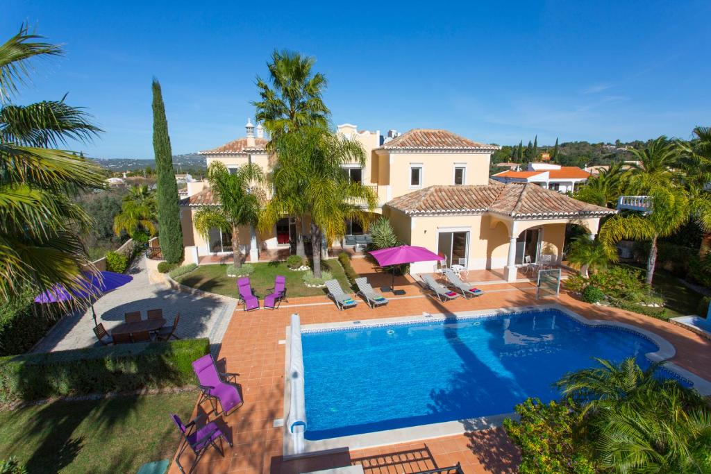 an aerial view of a house with a swimming pool at Casa da Colina in Loulé