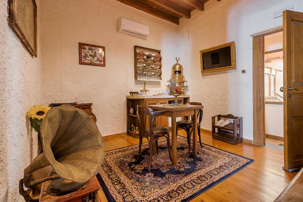 TV a/nebo společenská místnost v ubytování Koukos Rhodian Guesthouse - Adults Only