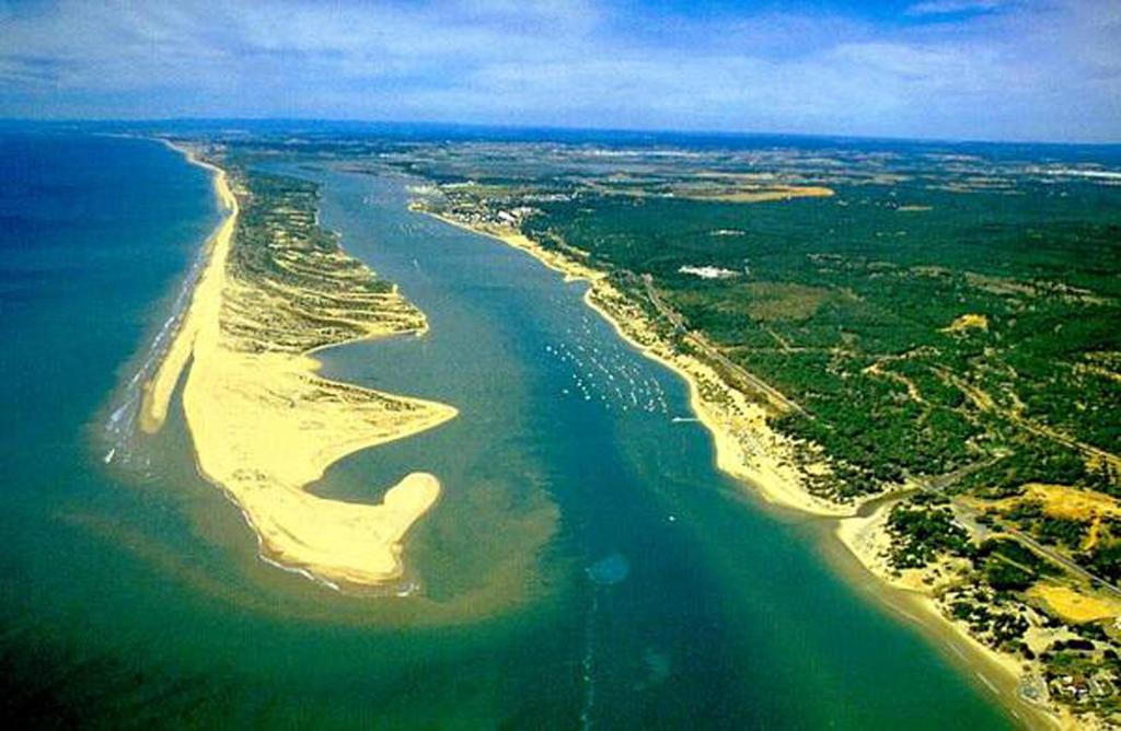 eine Luftansicht einer Insel im Wasser in der Unterkunft Estupendo Apartamento HUELVA Flecha del Rompido in El Portil