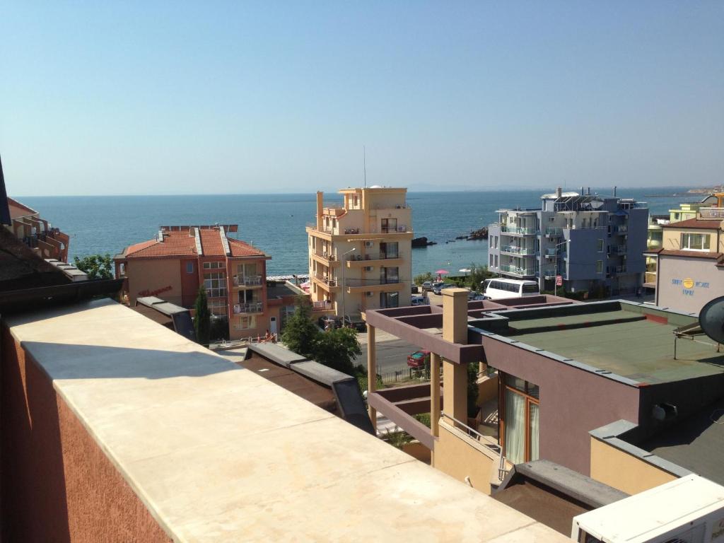 uitzicht op een stad met gebouwen en de oceaan bij Studio Stoianovi in Nesebar