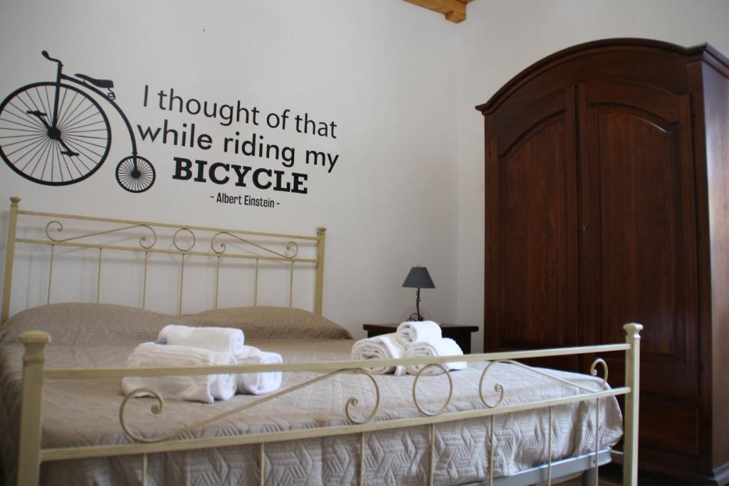 una camera da letto con un letto e una bicicletta appesa al muro di Bed&Bike Gaeta a Gaeta