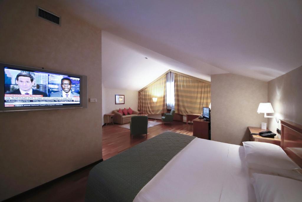 TV a/nebo společenská místnost v ubytování Monica Hotel Fiera