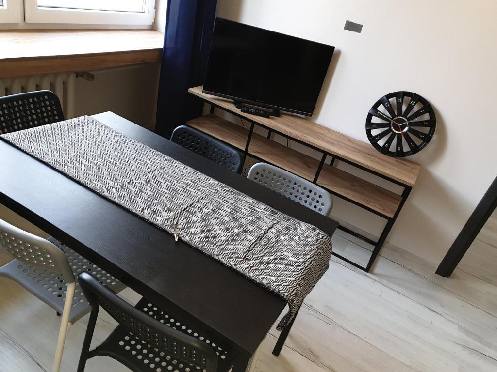 Televízia a/alebo spoločenská miestnosť v ubytovaní VISTULA two-bedroom Apartment