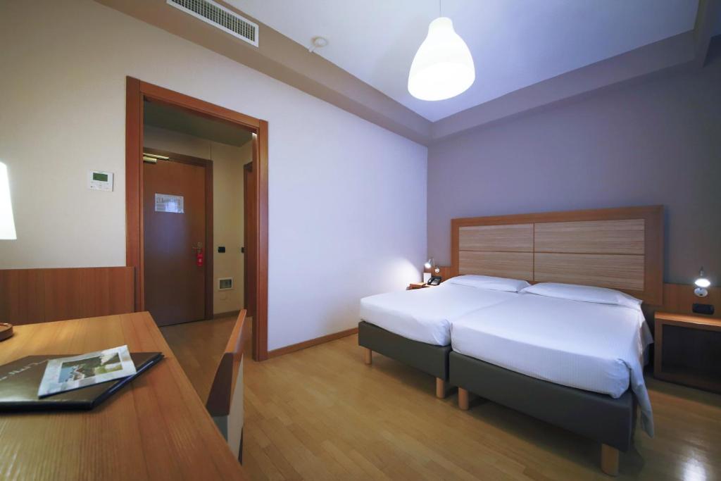 Postel nebo postele na pokoji v ubytování Monica Hotel Fiera