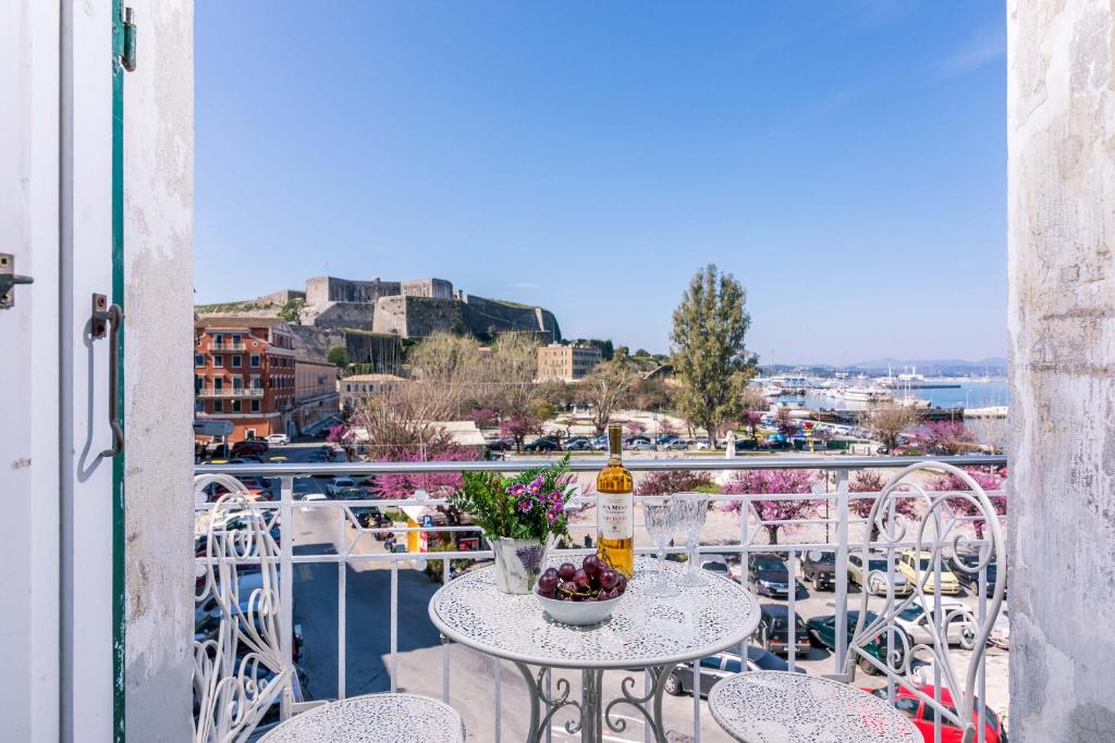 una mesa en un balcón con vistas a la ciudad en Seaview Katerina's House by Konnect, Old Port Corfu, en Corfú