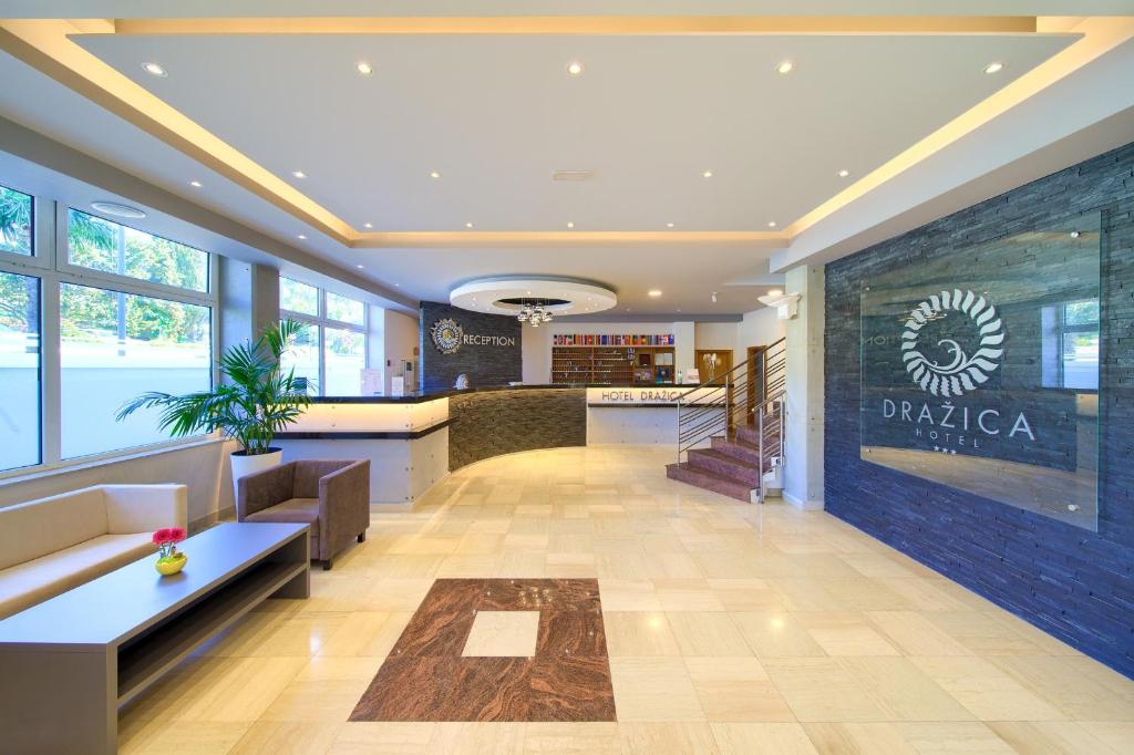 Vstupní hala nebo recepce v ubytování Hotel Dražica - Hotel Resort Dražica