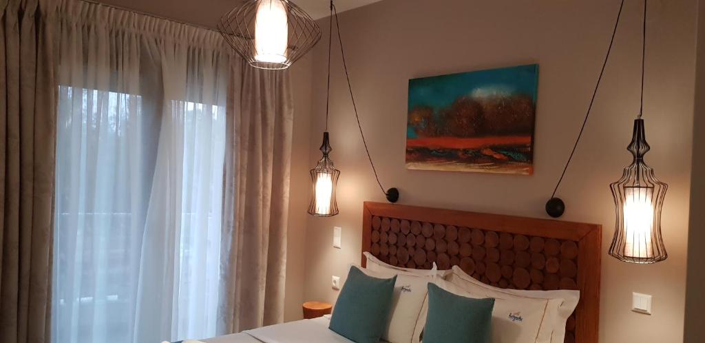 Posteľ alebo postele v izbe v ubytovaní Hatzoudis Luxury Suites