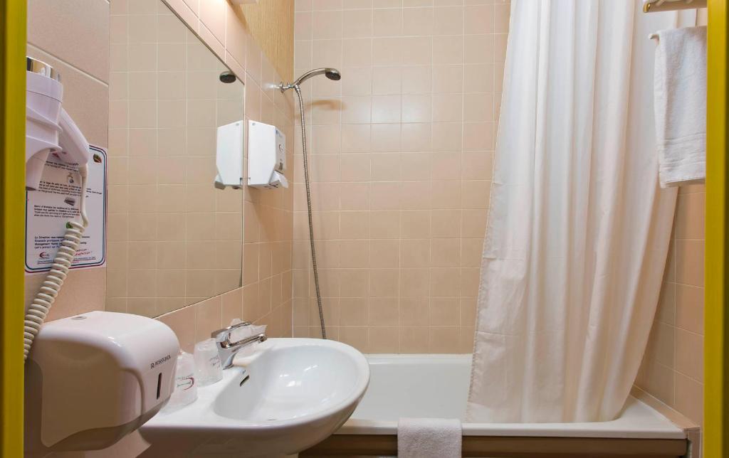 Tourhotel Blois - Classic Triple Room