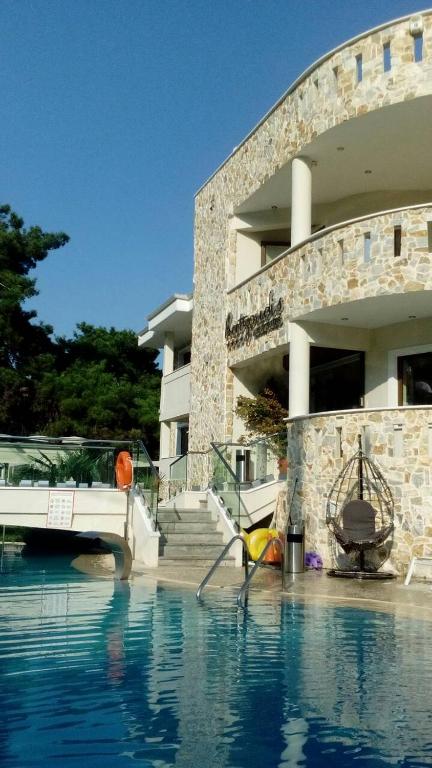 Bazén v ubytovaní Hatzoudis Luxury Suites alebo v jeho blízkosti