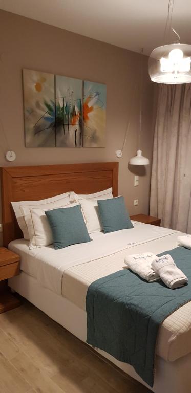 Posteľ alebo postele v izbe v ubytovaní Hatzoudis Luxury Suites