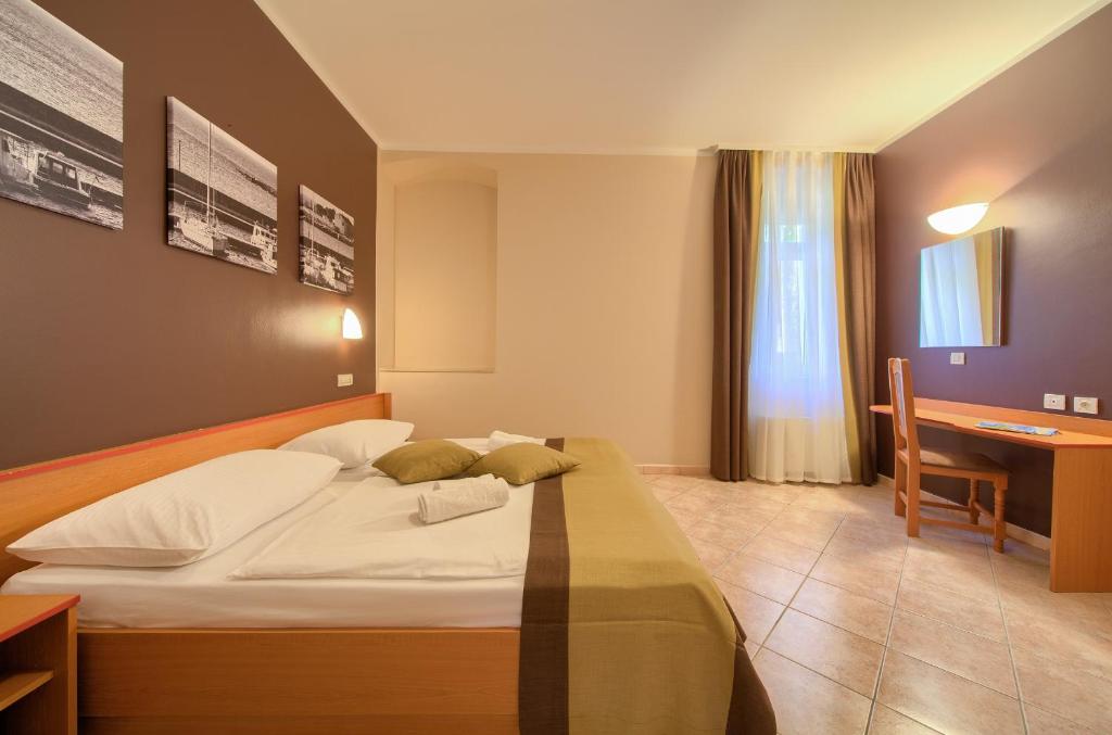 Postel nebo postele na pokoji v ubytování Villa Tamaris - Hotel Resort Dražica