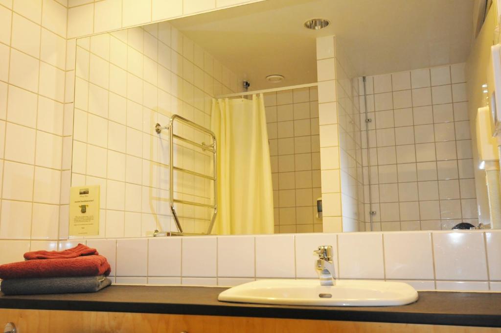 Koupelna v ubytování Husby Säteri