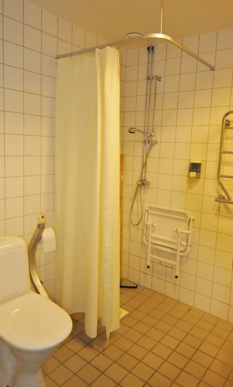 Koupelna v ubytování Husby Säteri