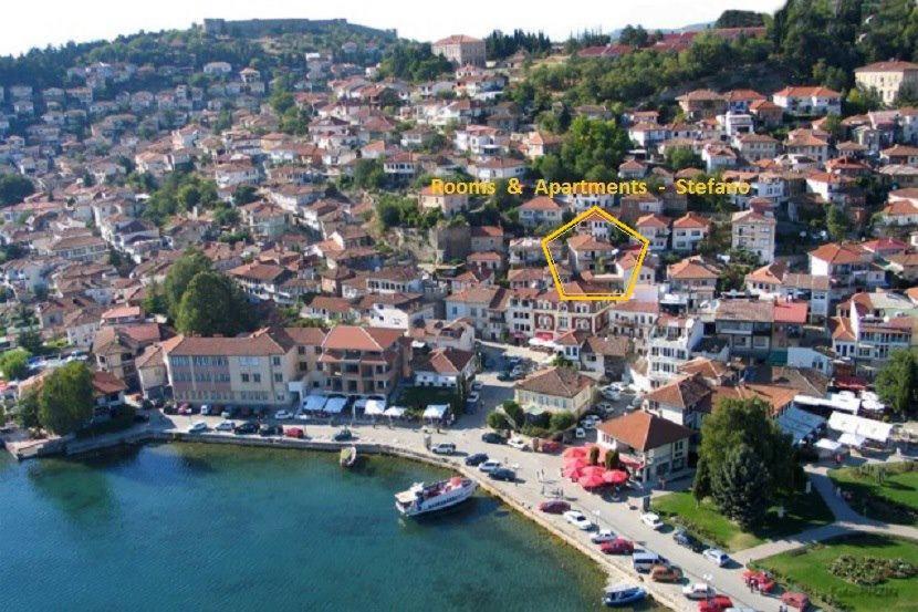 eine Luftansicht einer kleinen Stadt neben einem Wasserkörper in der Unterkunft Apartment Stefano - Center, Ohrid in Ohrid