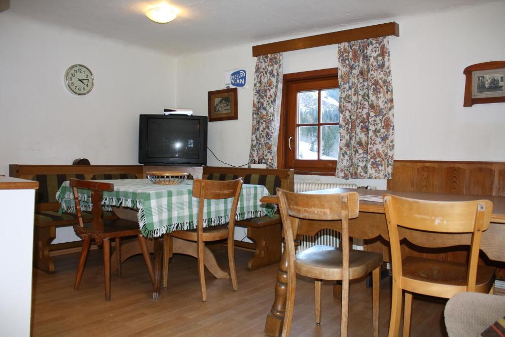 TV a/nebo společenská místnost v ubytování Ferienwohnung Schaupphof