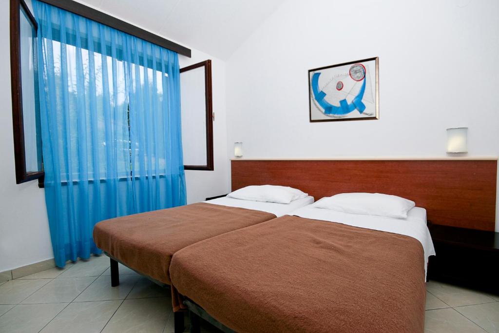 Tempat tidur dalam kamar di Apartments Kanegra Plava Laguna