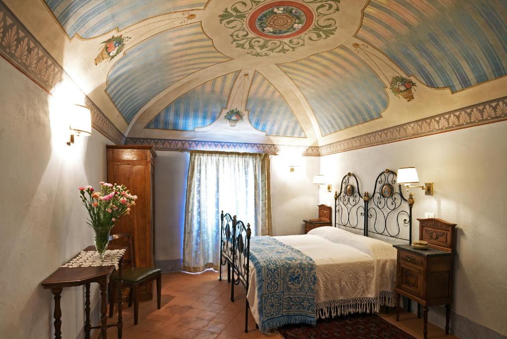 a bedroom with a bed and a ceiling at Dimora Sessanio in Santo Stefano di Sessanio